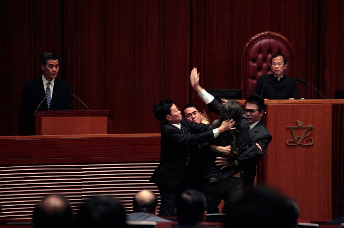 Самые впечатляющие бои политиков на мировых парламентских аренах