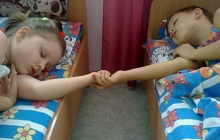 Тихий час: 25 забавных фото спящих детей