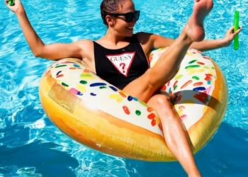 zvozdy v bikini Jennifer Lopez