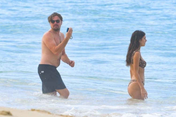 zvozdy v bikini Leonardo Dicaprio and girlfriend Camila Morrone