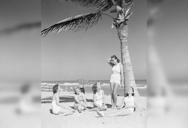 Retro Beach Babes Beautiful Girls In Vintage Photos Page Of Newsalbum Net