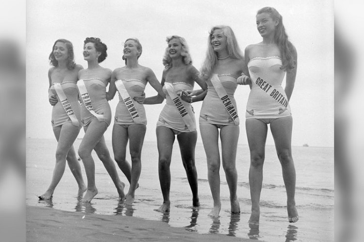 ретро девушки на пляже