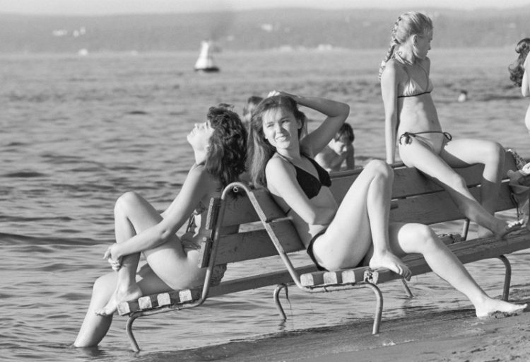 ретро девушки на пляже