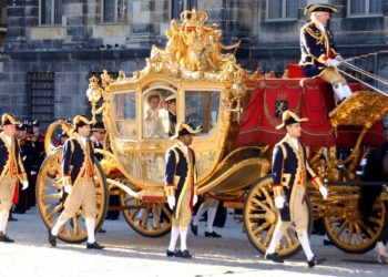 korolevskiye svadebnyye plat'ya