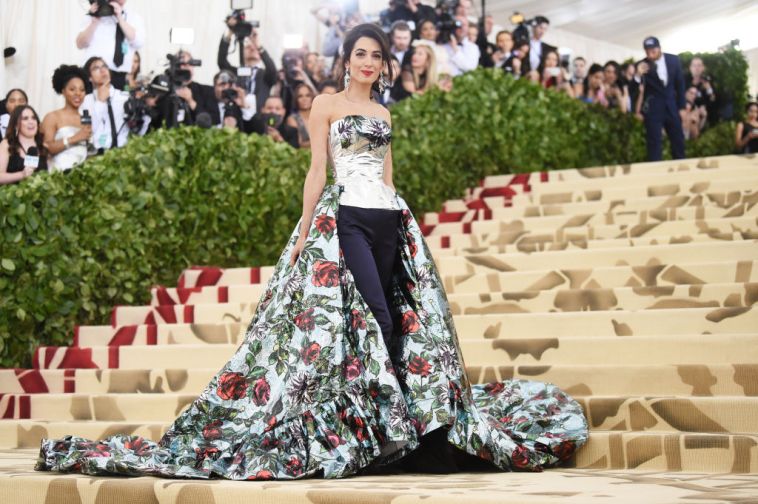 30 самых эпатажных нарядов звезд с балов Met Gala