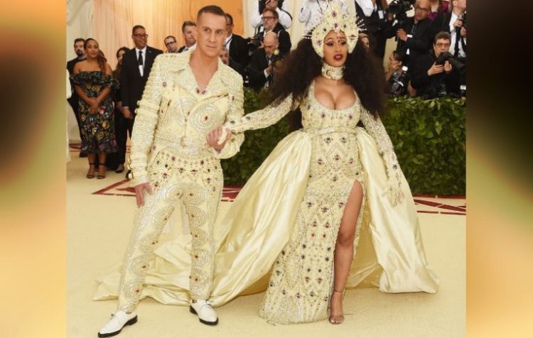 30 самых эпатажных нарядов звезд с балов Met Gala