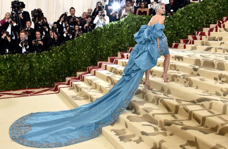 30 самых эпатажных нарядов звезд с балов Met Gala