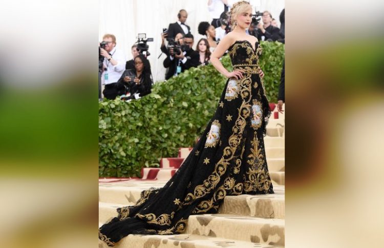 30 самых эпатажных нарядов звезд с балов Met Gala