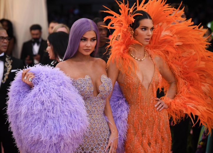 30 самых эпатажных нарядов звезд с балов Met Gala