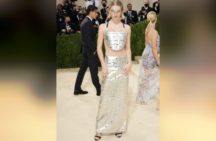 30 самых эпатажных нарядов звезд с балов Met Gala