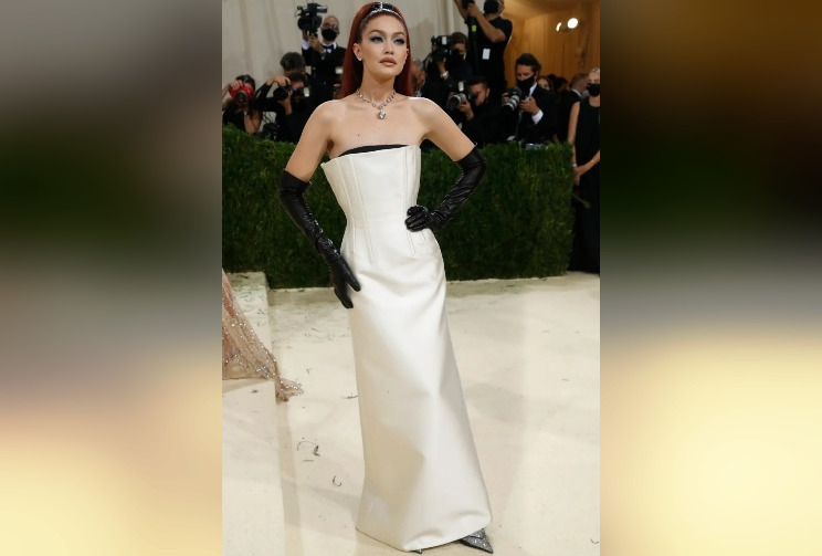 30 самых эпатажных нарядов звезд с балов Met Gala