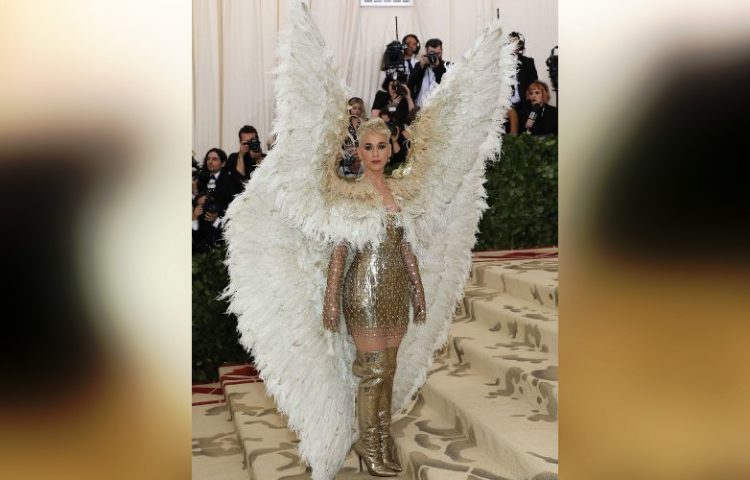 30 самых эпатажных нарядов звезд с балов Met Gala