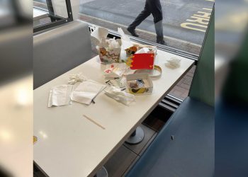 Хорошие манеры – это не про них: 30 людей с дурными привычками