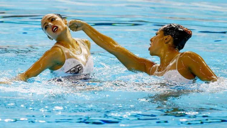 Sync & Giggle: Hilarious Snapshots of Synchronized Swimming